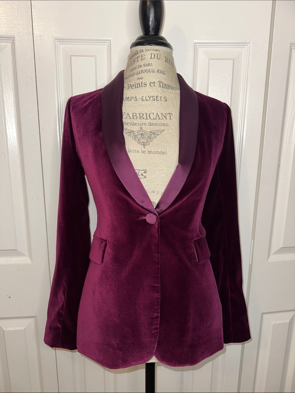 Alice T Olivia Macey velvet Merlot strong shoulder Tuxedo Blazer
